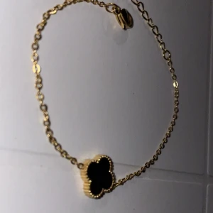 Van Cleef Armband  - Svart Van Cleef Armband, perfekt som present. Något varje tjej hade uppskattat och är en väldigt eftersökt och populär märke. Hör av er vid fler frågor.