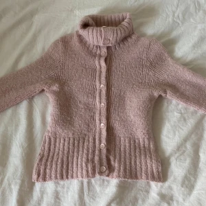 Rosa vintage kofta  - Säljer nu denna så söta kofta då den tyvärr inte passar mig mer :(. Jättefin babyrosa färg. Den är lite nopprig tyvärr. Storleken skulle jag säga är XXS/XS. Köp nu är på🫶🏻