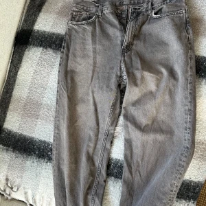 Weekday jeans - Galax loose straight fit. I storlek 30/30 där de sitter perfekt i midjan och längd sen lite för baggy för mig.