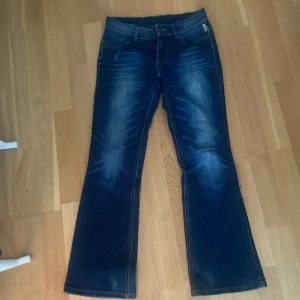 Lågmidjade jeans - Lågmidjade jeans från Lab i fint skick. Säljer dessa då de inte kommer till användning ❤️ står inte storlek men skulle säga att de passar någon i storlek xs 🥰 jättefin färg och säljer för mycket billigare än vad jag köpt de för! 