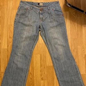 Vintage low waist  - Jätte snygga low wasit jeans som passar med allt🔥 Sista bilden är hur de ser ut på baksidan så det är något man inte ser på framsidan alls! TRYCK EJ PÅ DIREKT KÖP!💕