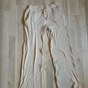 Mjukisbyxor - Superfina och typ cremevita!! Det står storlek L men jag skulle säga att de är mer S-M!! Supermysiga🫶🏻🫶🏻