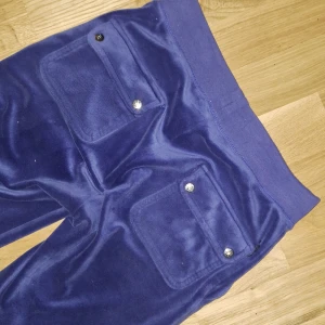 Blå juicy couture - Jätte fina juicy couture byxor (orginal pris 1200)