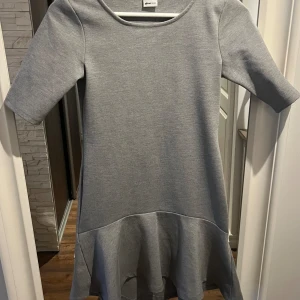 Klänning  - Fin klänning/ kort från Gina Tricot , storlek S, passar ( 34-36) material stretch , bra skick. 