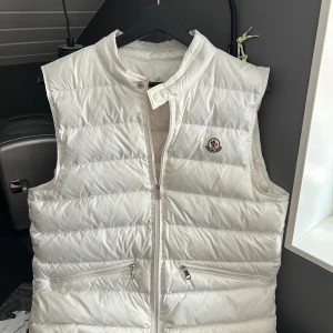Moncler gui väst - Moncler Gui herr väst storlek 2  S/M Bra skick, bara något litet märke men inget stort man tänker på  Moncler taggen fungerar och man kommer in på hemsidan när man sätter mobilen emot märket