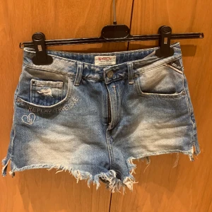 Original Replay jeansshorts - Sjukt snygga jeansshorts😍 som tyvärr är för små😩(har vanligtvis strl m), dem är använda men fortfarande i nyskick. Hör av er för mer info❤️