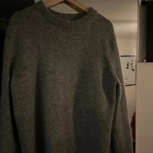 Chunky stickad ulltröja Arket - Jag säljer denna ulltröja då jag växer . Passar grymt med en stilig skjorta! Tack