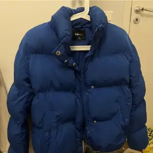 Denna jackan håller dig varm under vintern. Den är stor o puffig. De finns inga defekter. Köptes här i plick. Ställ frågor om ni undrar något