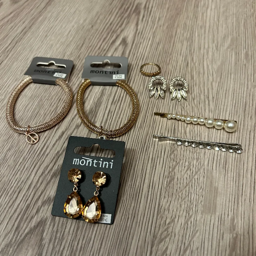 Smyckes kit med två par örhängen, 2 armband, 2 hårspännen & 1 ring! Både silver & guld! Inget är använt förutom ring och hårspännen! ❤️🎀 köp via köp nu!. Accessoarer.