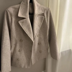 Beige kappa - Super fin beige kappa i storlek 32/34 XS. Använd 2 gånger. Skulle säga att den är stor i storleken, så passar även S/M. Säljer då den inte kommer till användning.