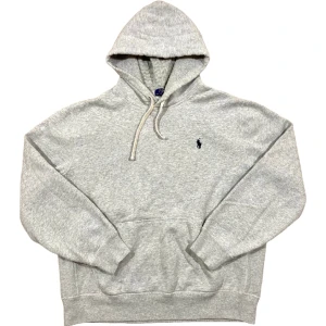 Ralph Lauren Grå Hoodie - Tjock huvtröja från Ralph Lauren, bra skick! Storlek L, ställ gärna frågor!😊