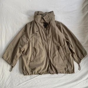 Jacka - Perfekt vinter/vår jacka med trekvartsärmar • har inbyggd dunväst som går att ta av/på beroende på temperatur • snygg!