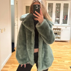 Päls jacka  - Grön super fint päls jacka från twist and tango 