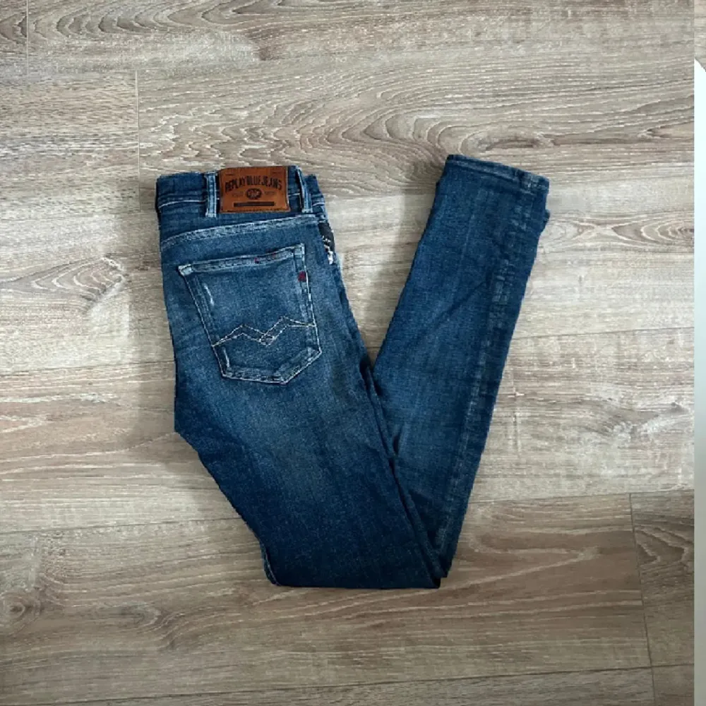 Säljer dessa replay jeans då de ej passar mig! Säljer för 349 men kan gå ned i pris vid snabb affär, hör av dig vid fler frågor eller funderingar🙌. Jeans & Byxor.