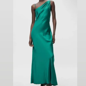 Sommar långklänning zara - Såå fin klänning som tyvärr inte passar mig! Helt ny med prislappen kvar! Priset kan diskuteras vid snabb affär ❤️