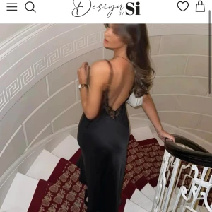 Satinklänning  - Helt ny och otroligt fin satin klänning från design by si! Helt slutsåld i storlek xs/s❣️nypris 529kr! Kontakta mig innan ni trycker på köp nu!