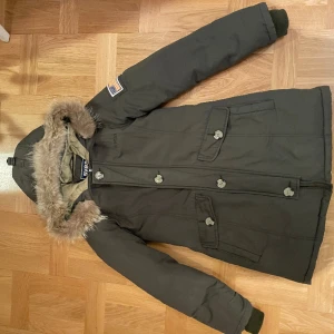 Dunjacka SVEA  - Grön dunjacka med pälskrage från SVEA. Fint skick och riktigt varm. Militärgrön 