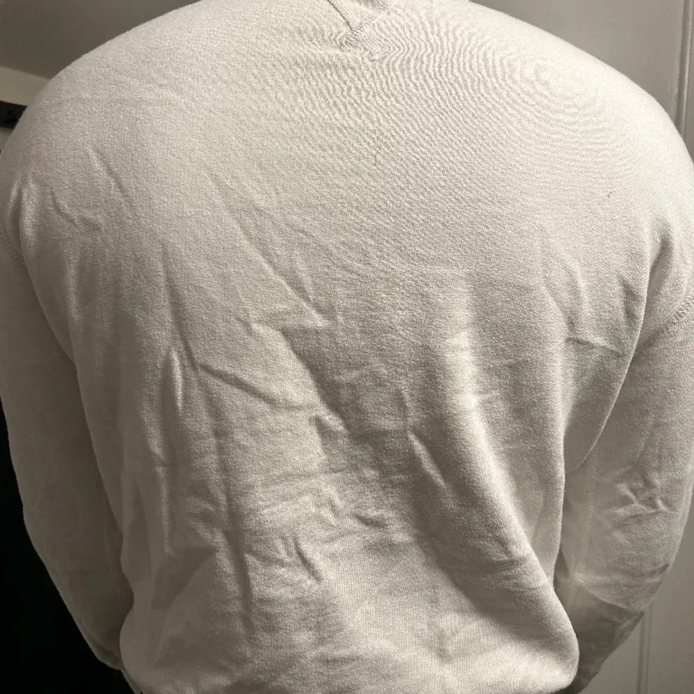 Vit Ralph Lauren Polo Bear sweatshirt med tryck på framsidan. I gott skick! Ordinarie pris: 1500kr. Hoodies.