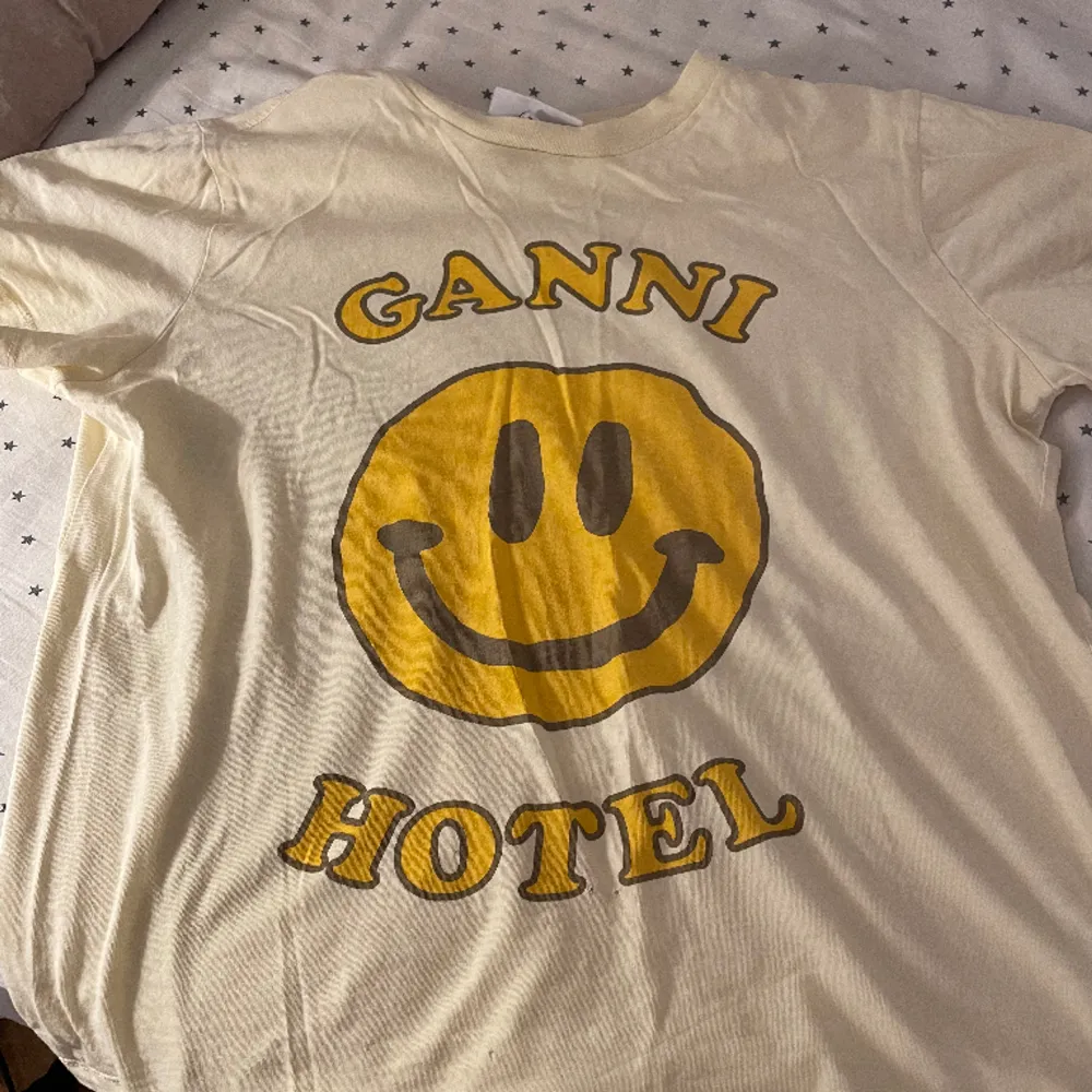 Säljer den Ganni tröja då jag inte använder den längre! Pris kan diskuteras, inga synandes defekter❤️ osäker på storleken eftersom att jag fick den i present och det ej står! Men passar mig bra som är XS-S. T-paidat.