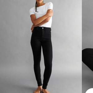 Ett par svarta skinny jeans från Gina tricot (Molly). Säljer dom pga att dom inte kommer till användning längre.