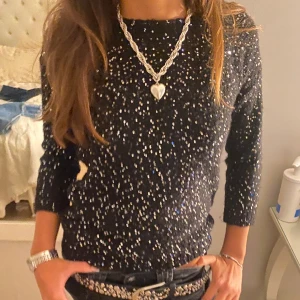 Stickad trekvartärmad tröja - Glittrig tröja!  🪩