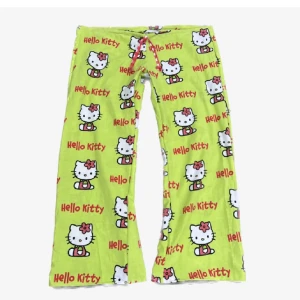 Säljer dessa byxor för de är lite för är inte riktigt inte min stil köpte dem här på Plick skriv privat om vill köpa💕  - Jag är en och 1,62 och dem är storlek m men är justerbara i midjan så passar mindre 