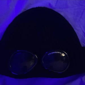 C.p company mösss - Hej säljer min c.p vompany mössa sälj pågrund an ingen mer användning skick 9/10