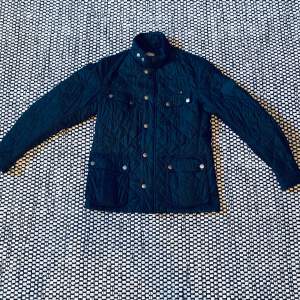 Tjena! Säljer nu min Barbour Quilted Jacket. Väldigt fin jacka med en liten defekt vid höger ficka. KOLLA BILD 2.   Pris: 849:- Cond 7/10 - defekt på höger ficka Nypris : 2999:-