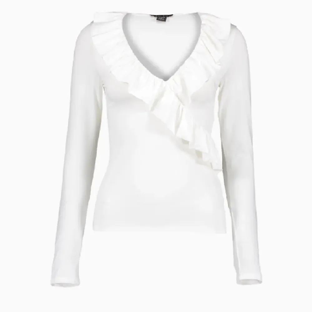 säljer denna vita tröja pga ingen användning!💗. Blusar.