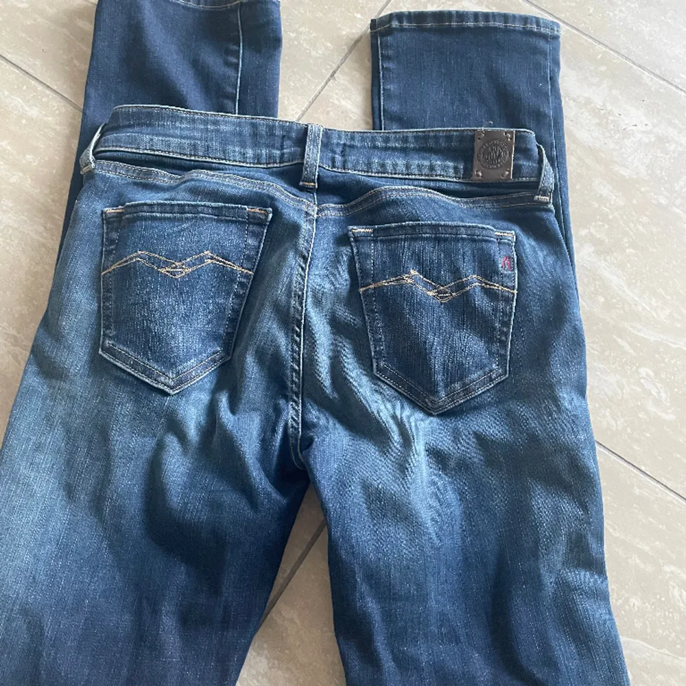 Säljer dessa jätte snygga lågmidjade jeans💗. Jeans & Byxor.