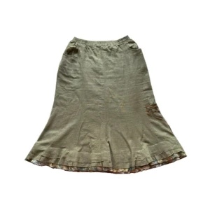 Kjol med detaljer - Kjol med flera detaljer! Väldigt fin passform. Storlek 36/S, kan även passa M. Hör av dig om du är intresserad, vill få mått eller har andra frågor <3