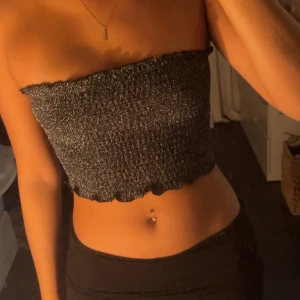 Glittrig tubtopp - Säljer denna as snygga festliga tuntoppen eftersom jag inte får användning av den och den är lite för kort för min smak, köpt på BikBok 🩷