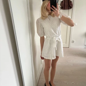 Studentklänning  - Superfin klänning från Nakd som jag köpte till studenten men som aldrig kom till användning då jag köpte en annan💕 man kan välja om man vill ha knytningen fram eller bak