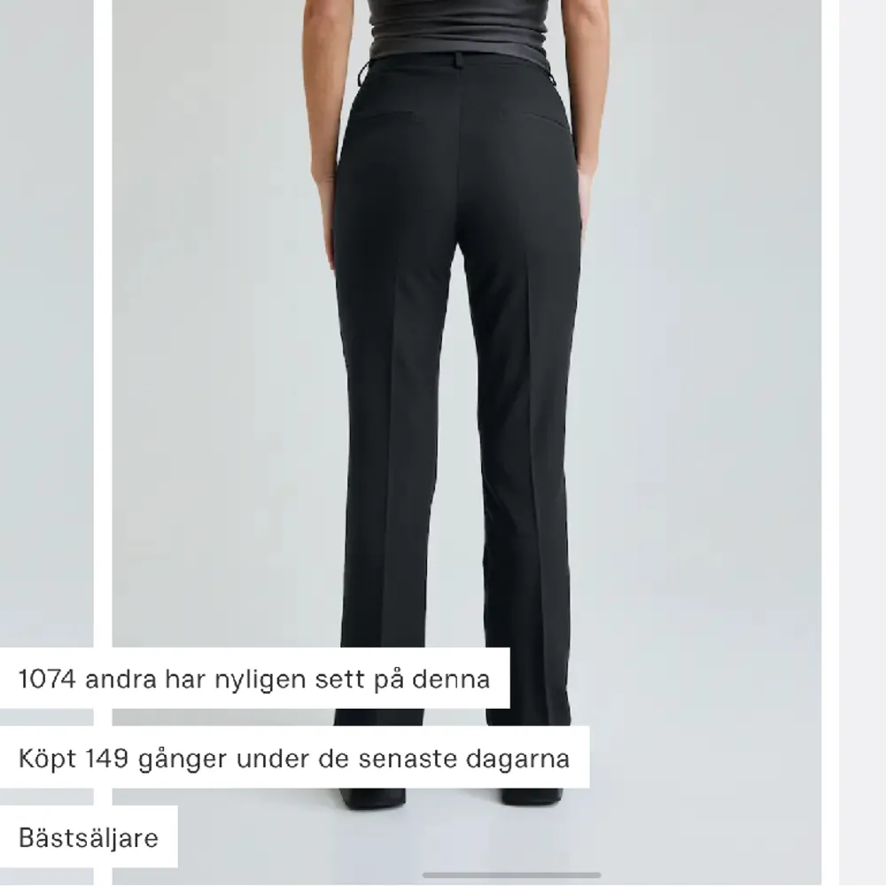 Hej! Säljer dessa kostymbyxorna från bik bok i modellen Vilma. Inte alls använda då jag föredragit mina andra kostym byxor. Dem är alltså i nyskick och i storlek 34💕. Jeans & Byxor.