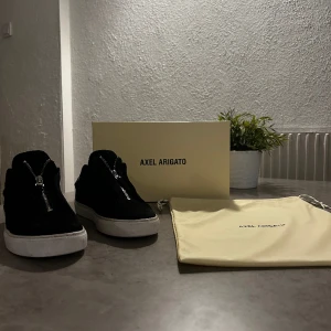 Axel Arigato  - Tja! Säljer nu mina Arigato för har växt ur dom, väldigt unika skor eftersom dom säljs inte längre! Skick 8,5 av 10. Allt finns kvar, bara skicka om frågor! /Lucas 