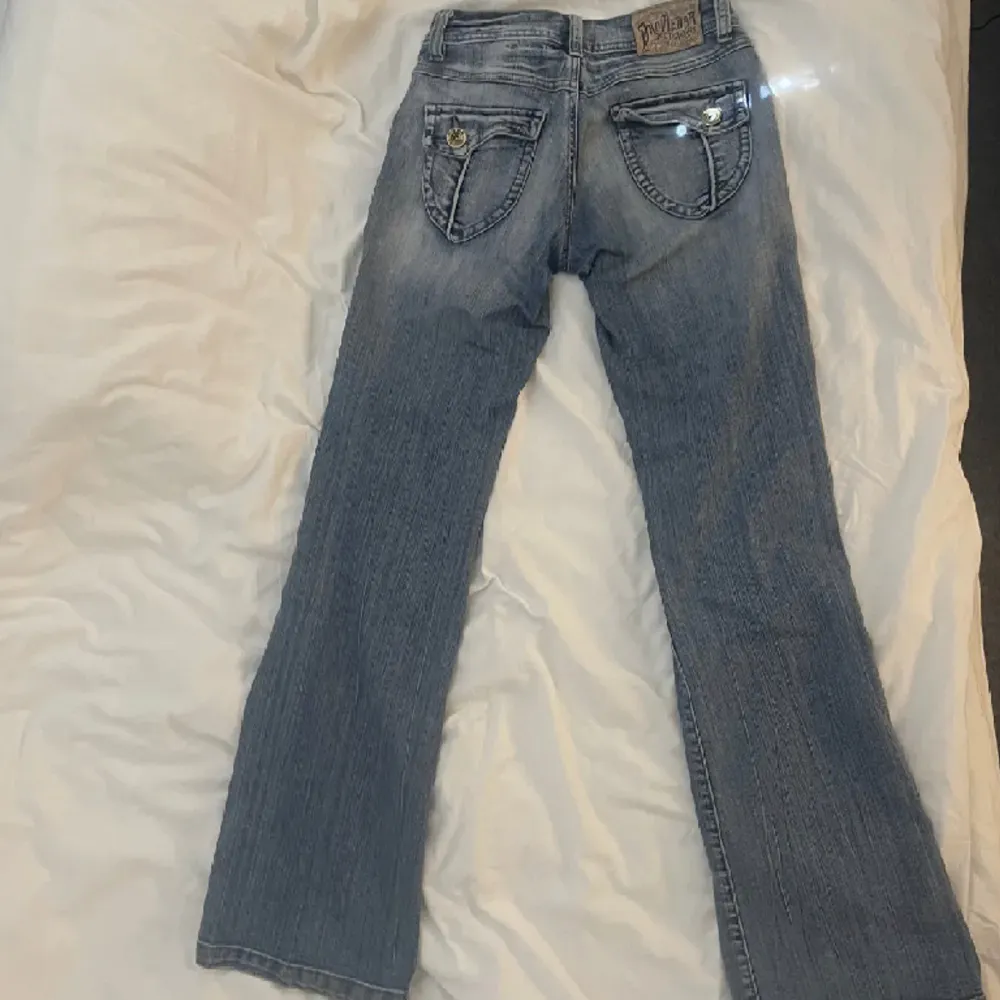 Supersnygga lowwaist bootcut jeans med otroliga detaljer.. Jeans & Byxor.
