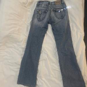 Supersnygga lowwaist bootcut jeans med otroliga detaljer.