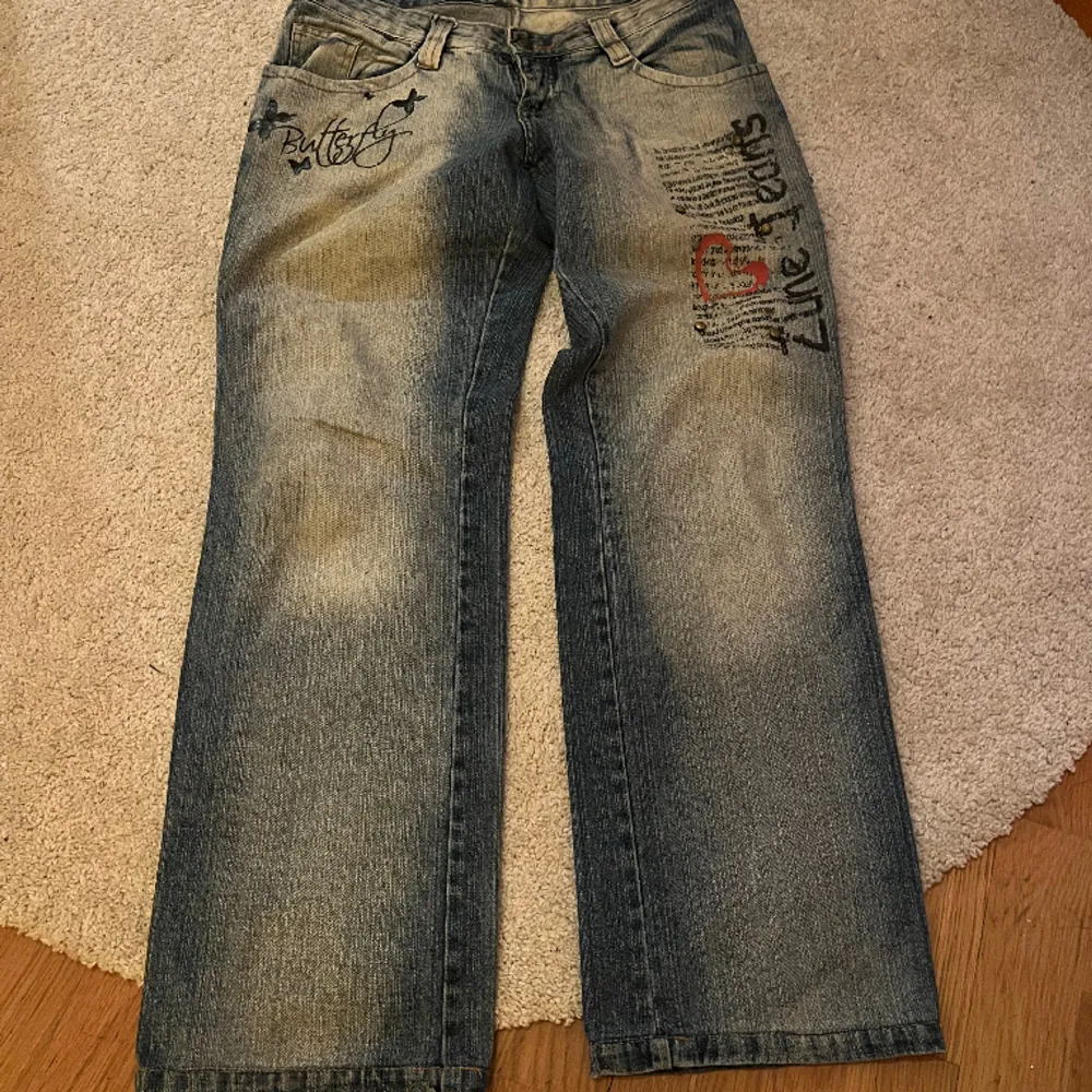 Jättefina jeans som jag säljer för att den är för stora. Köpa på sellpy och märks att dom är använda. Står inga storlekar eller märke. Midjemått: Ca 82cm Innerbenslängd: Ca 77cm. Jeans & Byxor.