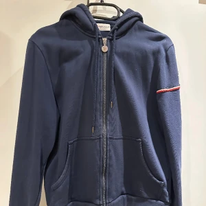 Moncler Maglia Full Zip Hoodie Navy  - Säljer nu min väldigt eftertraktade Moncler Maglia Full Zip Navy i storlek S men passar även XS! Nypris: 5000kr Säljer för endast 1000!