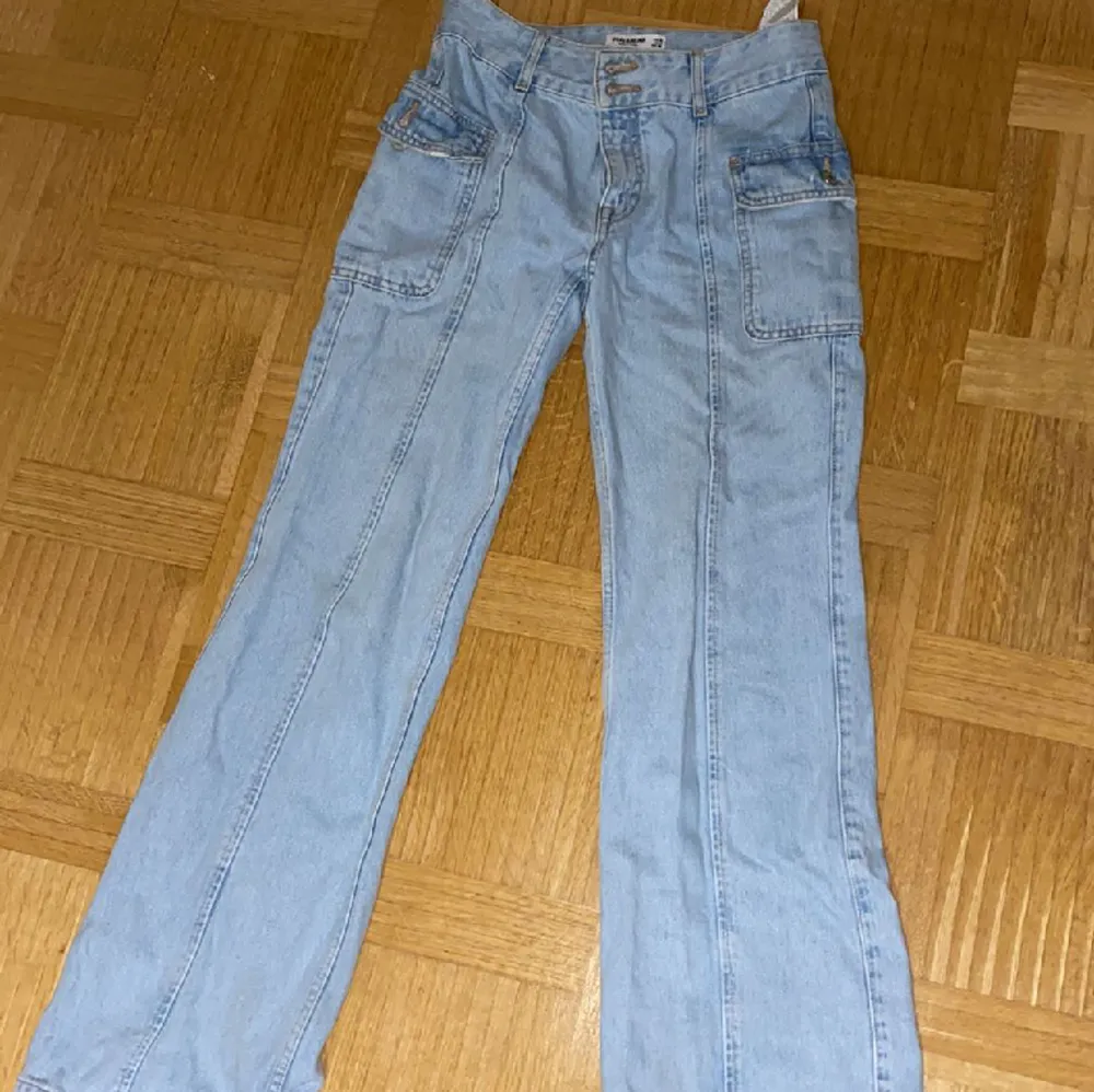 Super fina lite baggy jeans. Fint skick , har dock liten skada på insidan vid midjan. Men inget som syns eller påverkar kvaliten . Jeans & Byxor.