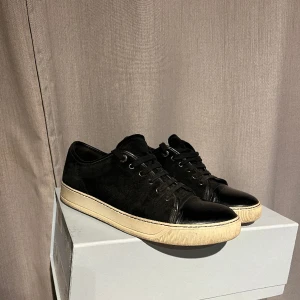 Lanvin skor  - Säljer mina lanvins !!!!! Strl: uk 7 motsvarar strl 42 men passar mig och har 43