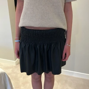 Kjol - Säljer denna supersnygga svarta kjol från Zara i storlek 164, men passar storlek S och M då den är väldigt stretchig. Passar till allt