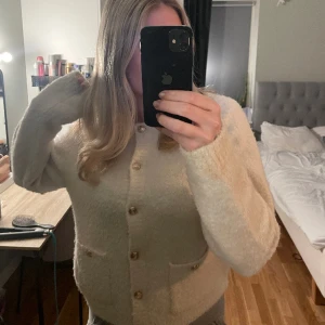 Vit kofta  - Fin kofta från lindex, knappt använd. Väldigt bra skick. Nypris 500 