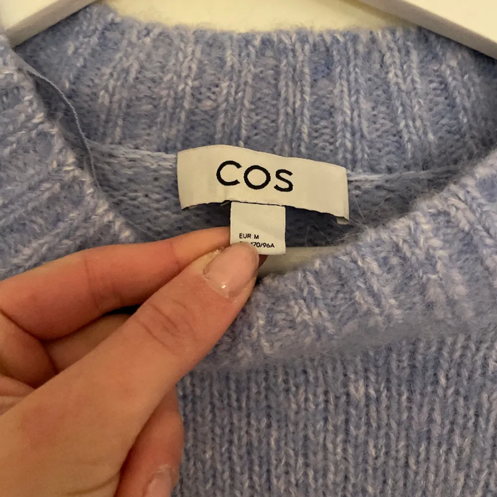 Säljer denna snygga blåa stickade tröja från Cos pga kommer inte till användning 💙 Storlek M! Använd fåtal gånger! Pris kan absolut diskuteras & köparen står för frakten 🫶🏼. Stickat.