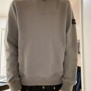 Stone island hoodie - Säljer min hoodie ifrån stone island i bra skick då den knappast är använd. Hoodien passar bra på mig och jag är 183cm 