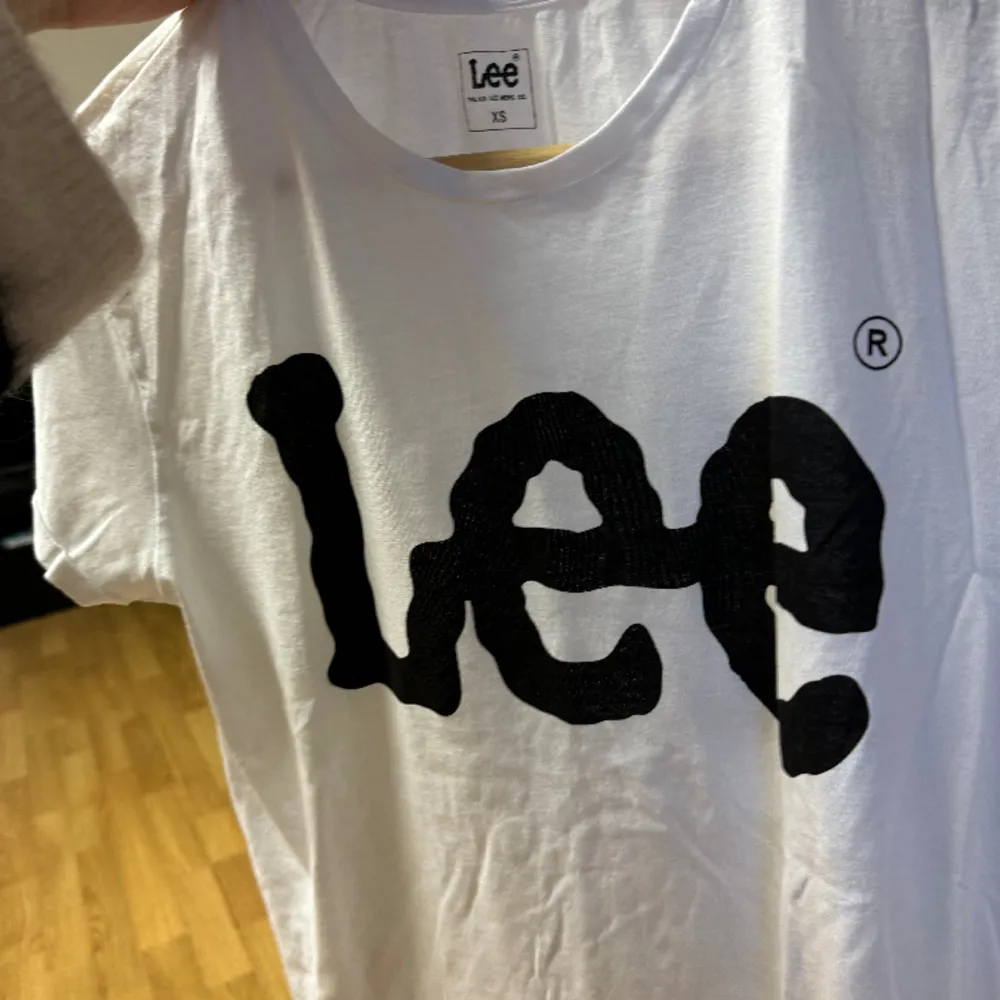 En t shirt i märket Lee. Aldrig använd därav bra skick. Storlek Xs men passa s också. T-shirts.