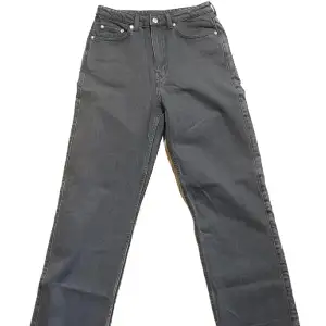 Gråa straight fit jeans köpta från weekday. Aldrig använda. Säljer dem pga att de är helt fel storlek för mig. Om du har frågor skriv gärna i DM 😄