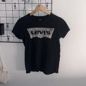  Levi’s Tröja - Fin tröja från levi’s med glitter på, har inga defekter💗
