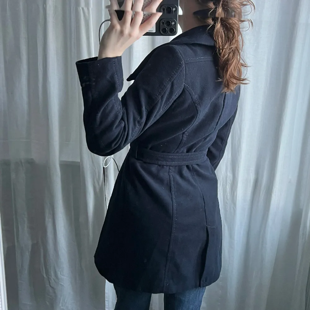 Marinblå kappa från H&M med tillhörande bälte 💕. Jackor.