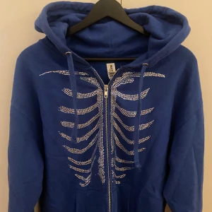 Rhinestone hoodie  - Blå rhinestone hoodie, super bra skick knappt använd och alla stenar sitter kvar, har s i vanliga fall och kan ha den men då sitter den lite löst, men de är storlek m tror ja lite otydligt på lappen, pris kan diskuteras vid snabb affär💓